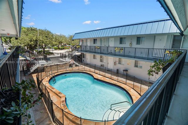 37 SW 14th St 19, Dania Beach, FL 33004