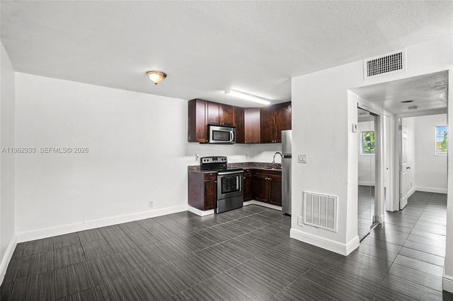 37 SW 14th St 19, Dania Beach, FL 33004