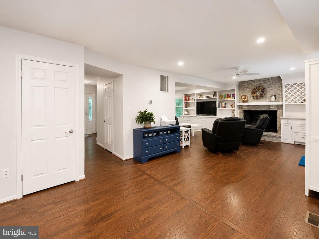 Image 10 of property listing at 8200 SYCAMORE CIR, Owings, MD 20736