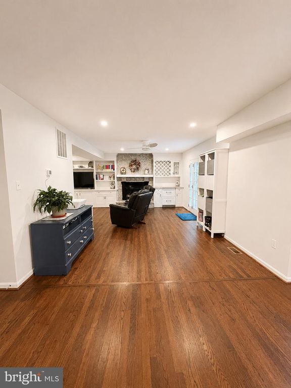 Image 11 of property listing at 8200 SYCAMORE CIR, Owings, MD 20736