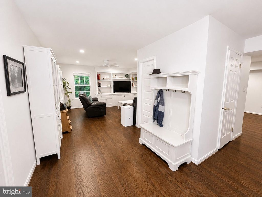 Image 5 of property listing at 8200 SYCAMORE CIR, Owings, MD 20736