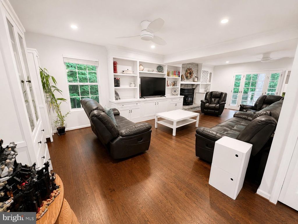 Image 6 of property listing at 8200 SYCAMORE CIR, Owings, MD 20736