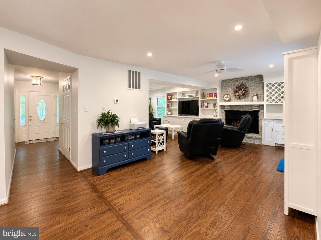 Image 9 of property listing at 8200 SYCAMORE CIR, Owings, MD 20736