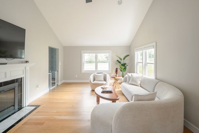 109 Country Ln, Westwood, MA 02090