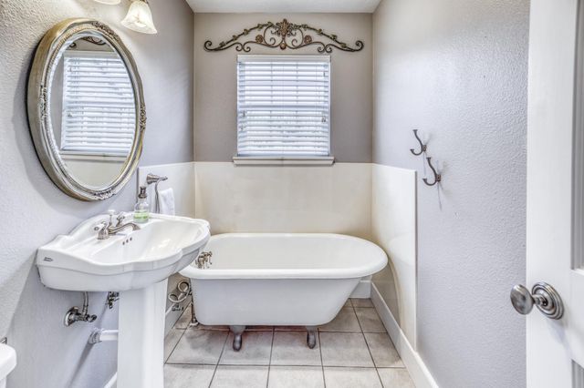 210 W Bell Street, Fayetteville, TX 78940