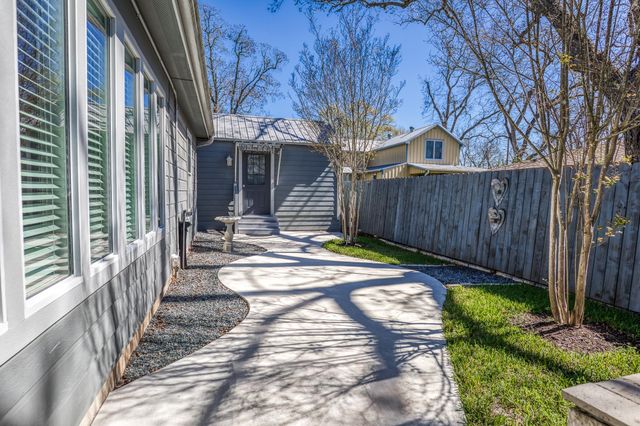 210 W Bell Street, Fayetteville, TX 78940