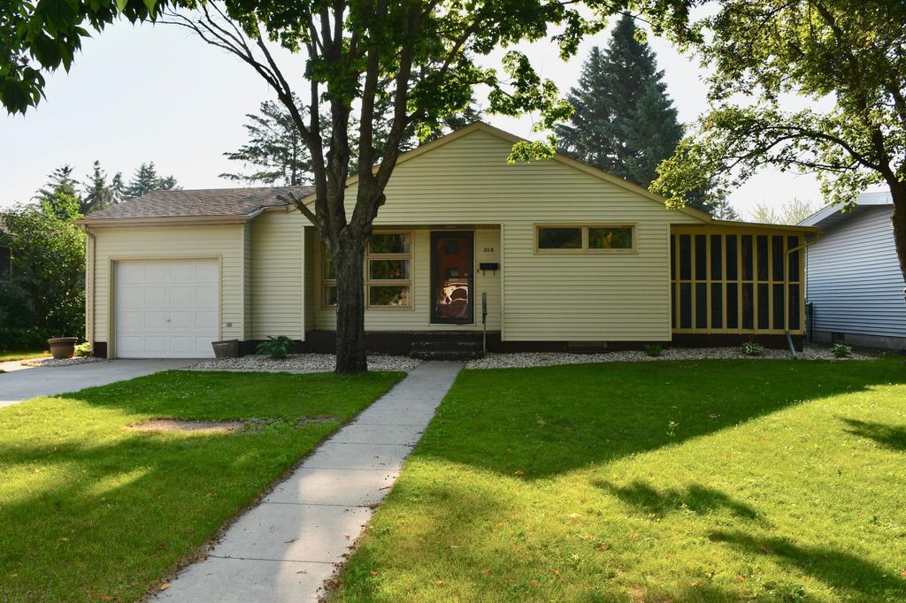 308 Maple Avenue S, Thief River Falls, MN 56701