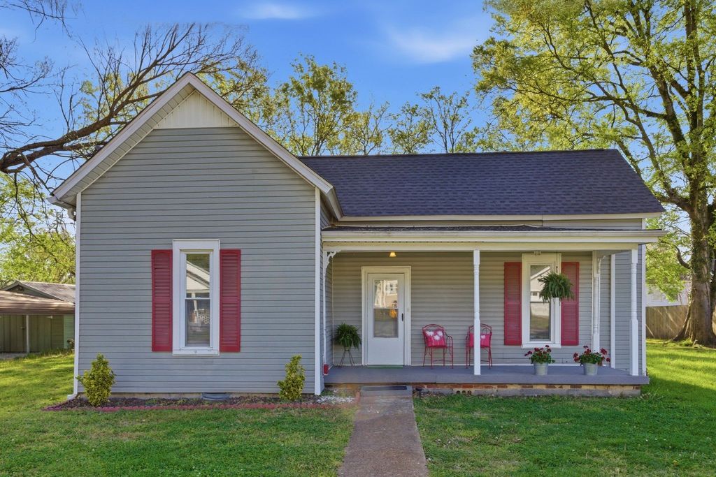 102 South Locust Street, Mount Pleasant, TN 38474