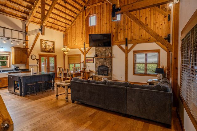 688 Worthington Road, Eagle Point, OR 97524