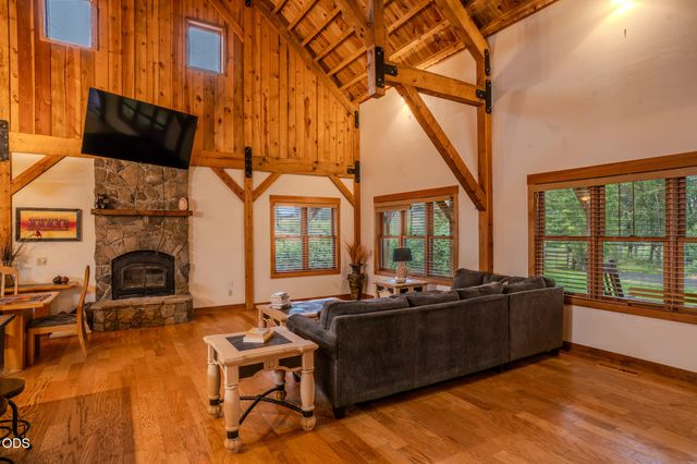 688 Worthington Road, Eagle Point, OR 97524