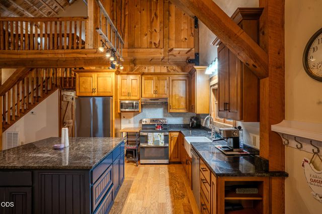 688 Worthington Road, Eagle Point, OR 97524