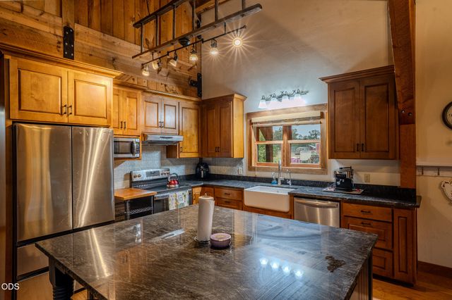 688 Worthington Road, Eagle Point, OR 97524