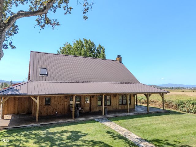 688 Worthington Road, Eagle Point, OR 97524