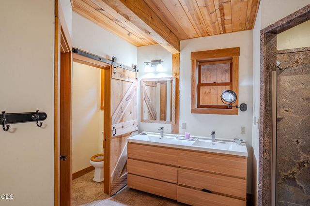 688 Worthington Road, Eagle Point, OR 97524