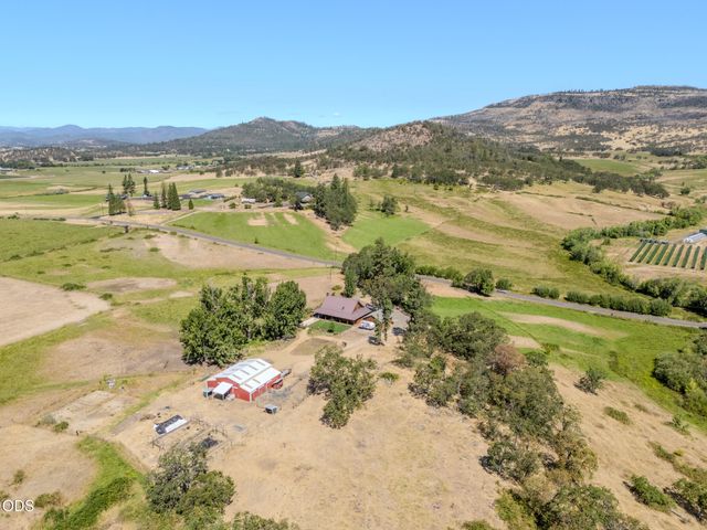 688 Worthington Road, Eagle Point, OR 97524