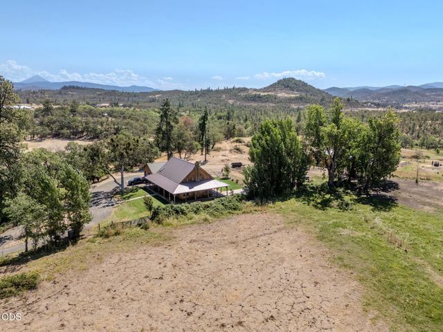 688 Worthington Road, Eagle Point, OR 97524