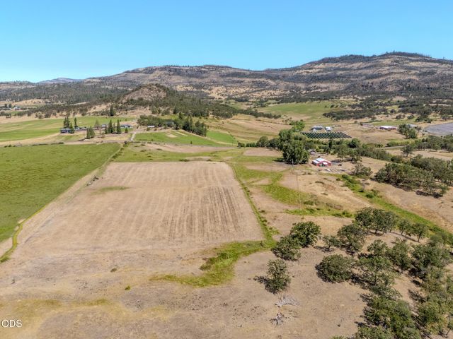 688 Worthington Road, Eagle Point, OR 97524