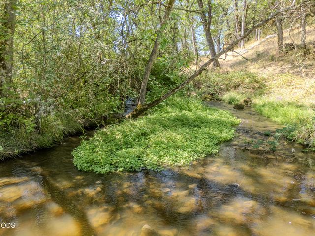 688 Worthington Road, Eagle Point, OR 97524