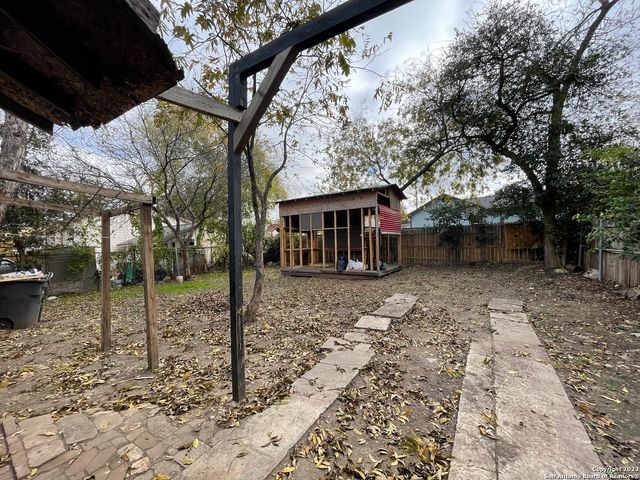 1718 E CROCKETT ST, San Antonio, TX 78202