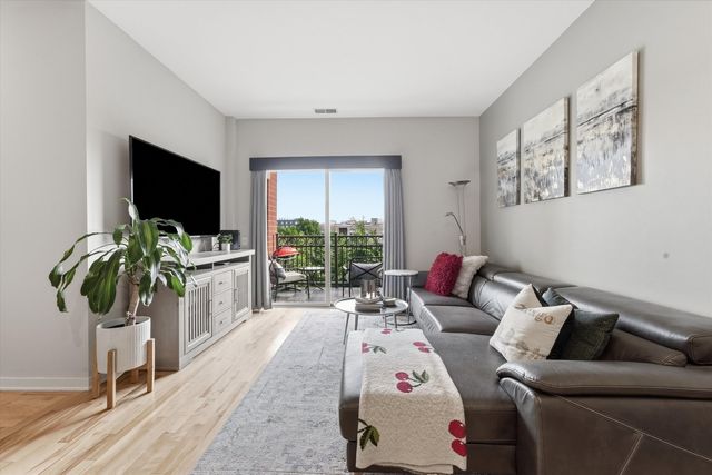1155 W Roosevelt Road 404, Chicago, IL 60608