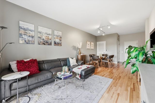 1155 W Roosevelt Road 404, Chicago, IL 60608