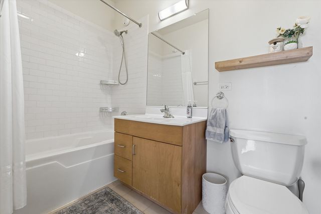 1155 W Roosevelt Road 404, Chicago, IL 60608