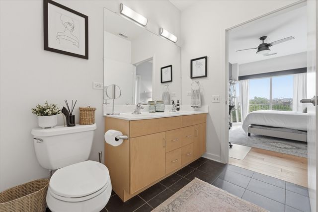 1155 W Roosevelt Road 404, Chicago, IL 60608