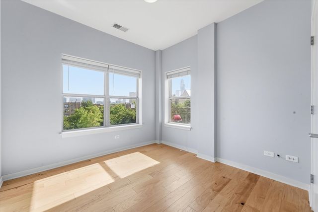 1155 W Roosevelt Road 404, Chicago, IL 60608
