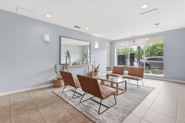 1155 W Roosevelt Road 404, Chicago, IL 60608