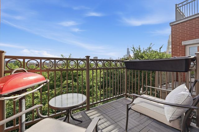 1155 W Roosevelt Road 404, Chicago, IL 60608