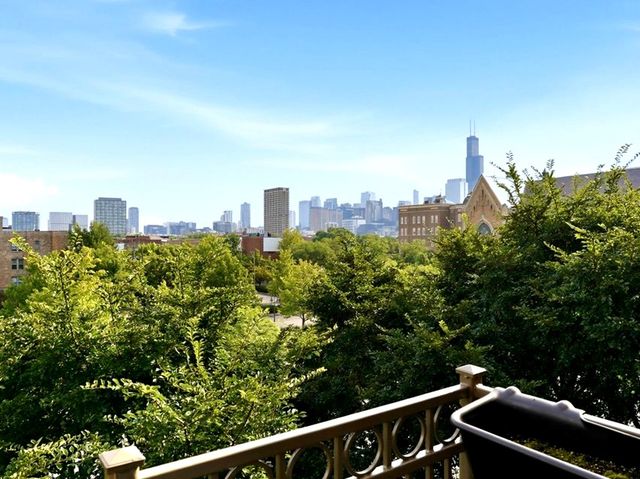 1155 W Roosevelt Road 404, Chicago, IL 60608