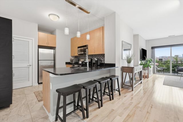1155 W Roosevelt Road 404, Chicago, IL 60608