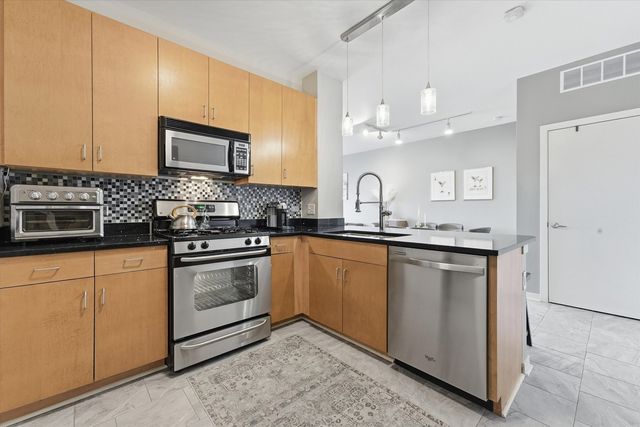 1155 W Roosevelt Road 404, Chicago, IL 60608