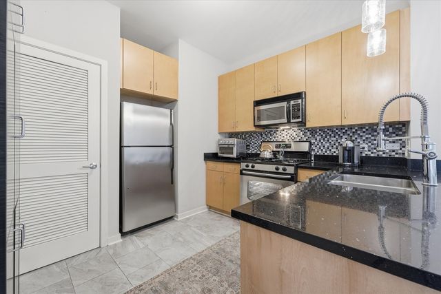 1155 W Roosevelt Road 404, Chicago, IL 60608