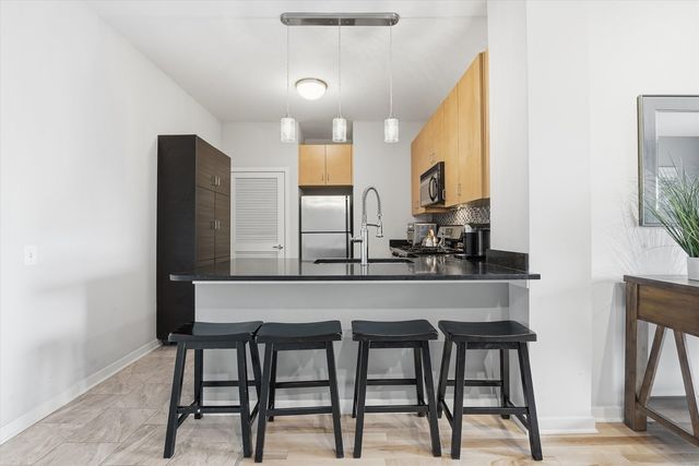 1155 W Roosevelt Road 404, Chicago, IL 60608