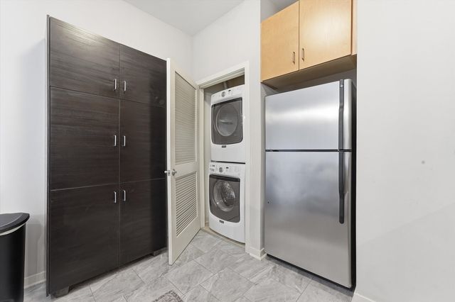 1155 W Roosevelt Road 404, Chicago, IL 60608