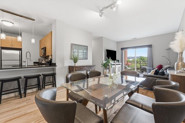 1155 W Roosevelt Road 404, Chicago, IL 60608