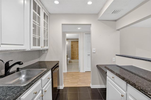 200 Lakeview Dr 213, Weston, FL 33326