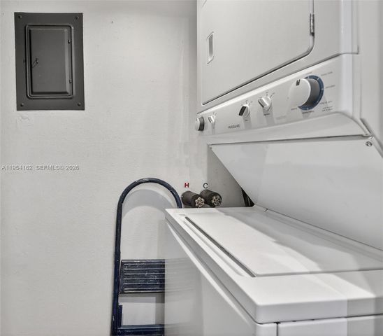 200 Lakeview Dr 213, Weston, FL 33326