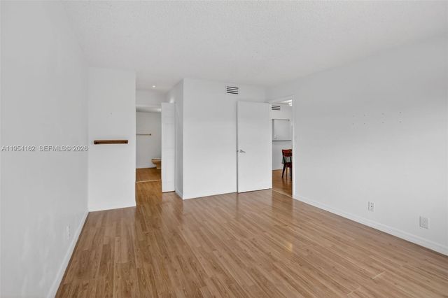 200 Lakeview Dr 213, Weston, FL 33326