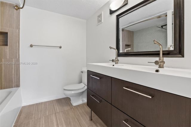 200 Lakeview Dr 213, Weston, FL 33326