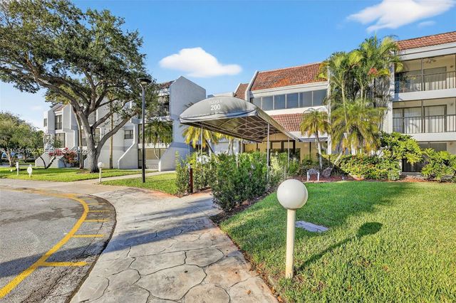 200 Lakeview Dr 213, Weston, FL 33326