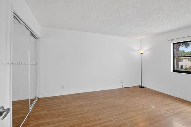 200 Lakeview Dr 213, Weston, FL 33326