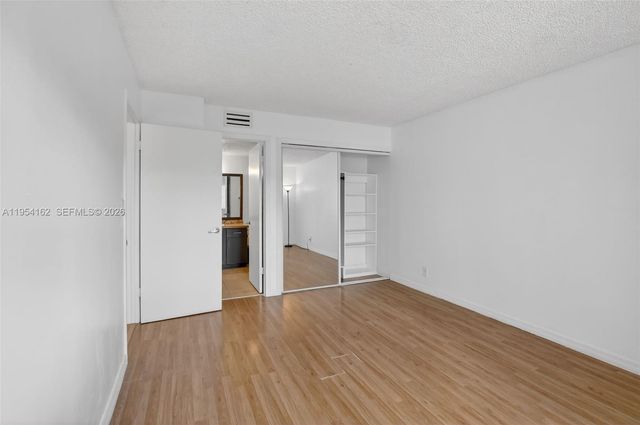 200 Lakeview Dr 213, Weston, FL 33326