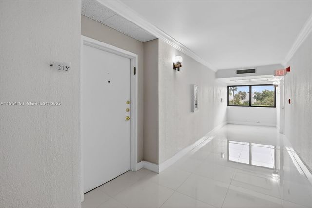 200 Lakeview Dr 213, Weston, FL 33326