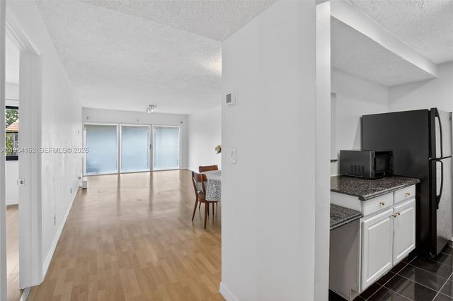 200 Lakeview Dr 213, Weston, FL 33326