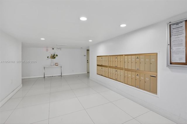 200 Lakeview Dr 213, Weston, FL 33326