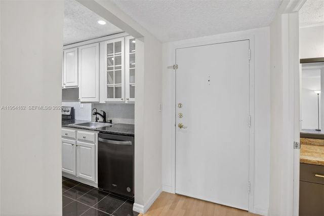 200 Lakeview Dr 213, Weston, FL 33326