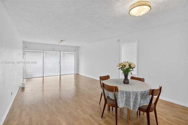 200 Lakeview Dr 213, Weston, FL 33326