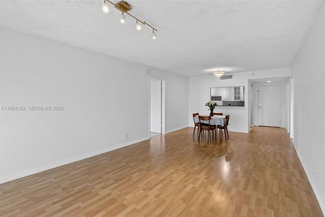 200 Lakeview Dr 213, Weston, FL 33326